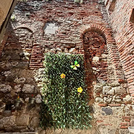 Chic 3 Bed In Medieval Village 펜션